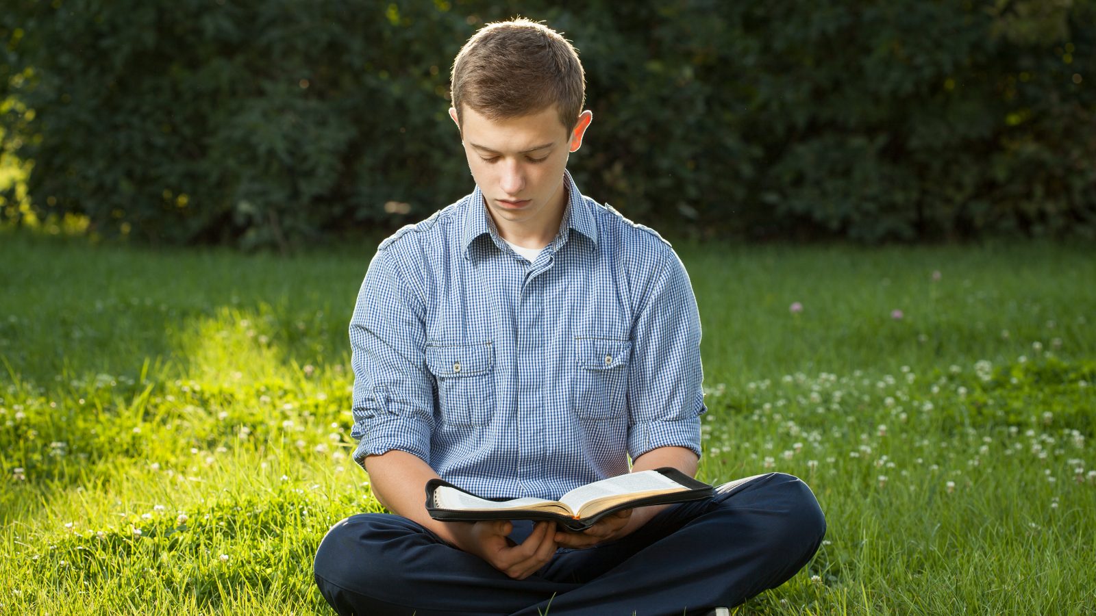 Лежащий смотрящий думающий. Человек с Библией. Книга человек. Человек сидит с книгой. Молодые люди с книгой.